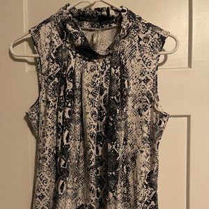 Woman’s sleeveless blouse black and white